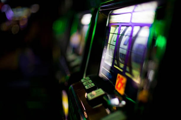 Live dealer table interface on media slot mobile